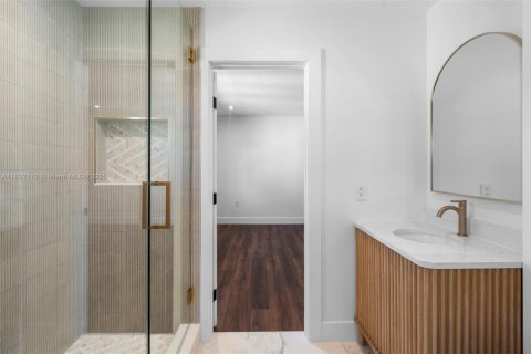 House in Coral Gables, Florida 4 bedrooms, 223.52 sq.m. № 1948044 - photo 23