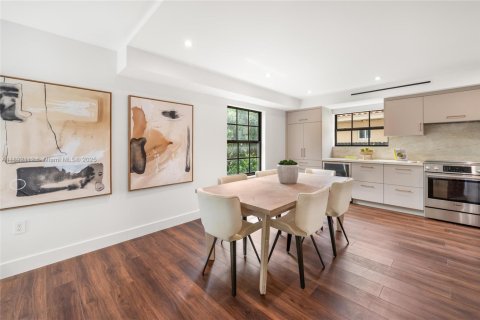 House in Coral Gables, Florida 4 bedrooms, 223.52 sq.m. № 1948044 - photo 6