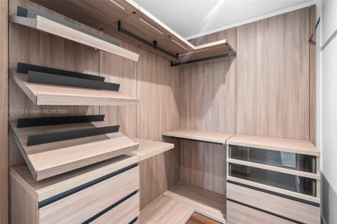 House in Coral Gables, Florida 4 bedrooms, 223.52 sq.m. № 1948044 - photo 21