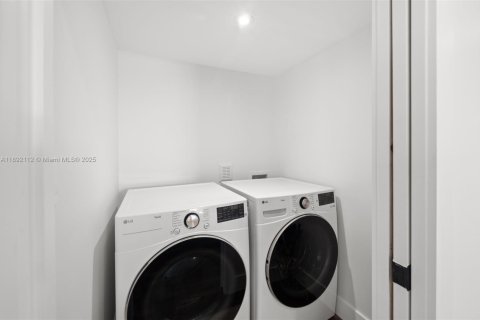 House in Coral Gables, Florida 4 bedrooms, 223.52 sq.m. № 1948044 - photo 30