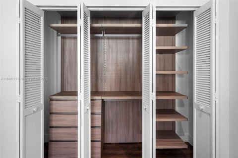 House in Coral Gables, Florida 4 bedrooms, 223.52 sq.m. № 1948044 - photo 25