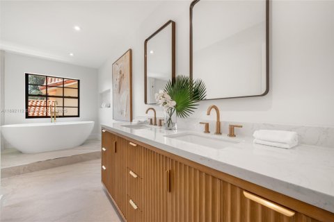 House in Coral Gables, Florida 4 bedrooms, 223.52 sq.m. № 1948044 - photo 18