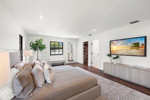 House in Coral Gables, Florida 4 bedrooms, 223.52 sq.m. № 1948044 - photo 17