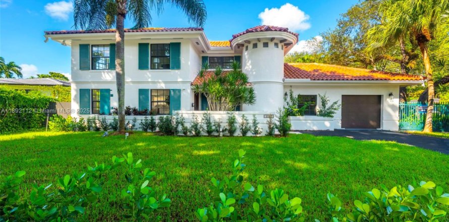 House in Coral Gables, Florida 4 bedrooms, 223.52 sq.m. № 1948044