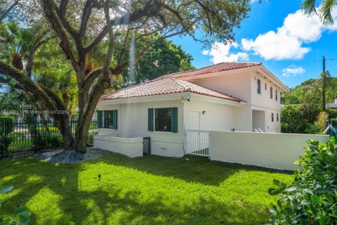 House in Coral Gables, Florida 4 bedrooms, 223.52 sq.m. № 1948044 - photo 27