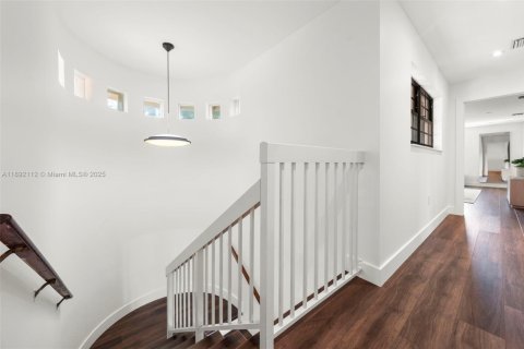 House in Coral Gables, Florida 4 bedrooms, 223.52 sq.m. № 1948044 - photo 15