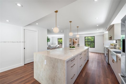 House in Coral Gables, Florida 4 bedrooms, 223.52 sq.m. № 1948044 - photo 9