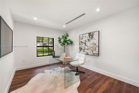 House in Coral Gables, Florida 4 bedrooms, 223.52 sq.m. № 1948044 - photo 13