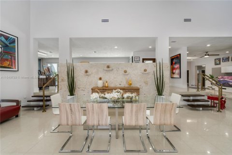 Villa ou maison à vendre à Miami, Floride: 6 chambres, 466.46 m2 № 1764569 - photo 24