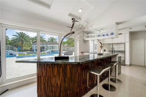 Villa ou maison à vendre à Miami, Floride: 6 chambres, 466.46 m2 № 1764569 - photo 14