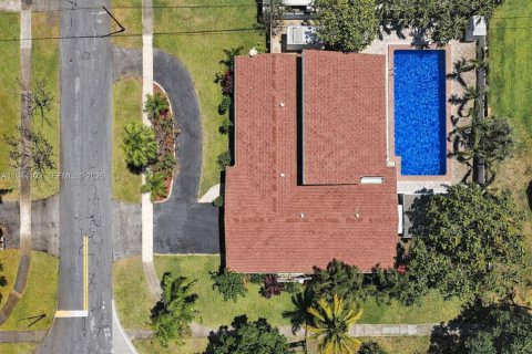 House in Plantation, Florida 4 bedrooms, 203.18 sq.m. № 2002507 - photo 4