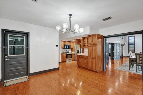 House in Plantation, Florida 4 bedrooms, 203.18 sq.m. № 2002507 - photo 19