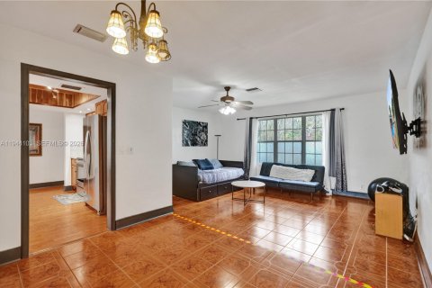 House in Plantation, Florida 4 bedrooms, 203.18 sq.m. № 2002507 - photo 18