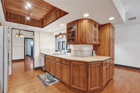 House in Plantation, Florida 4 bedrooms, 203.18 sq.m. № 2002507 - photo 8