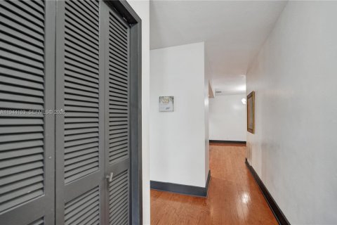 House in Plantation, Florida 4 bedrooms, 203.18 sq.m. № 2002507 - photo 30