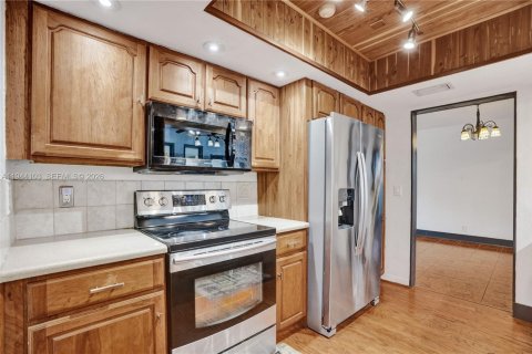 House in Plantation, Florida 4 bedrooms, 203.18 sq.m. № 2002507 - photo 9