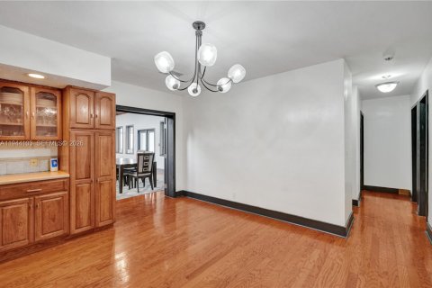 House in Plantation, Florida 4 bedrooms, 203.18 sq.m. № 2002507 - photo 12