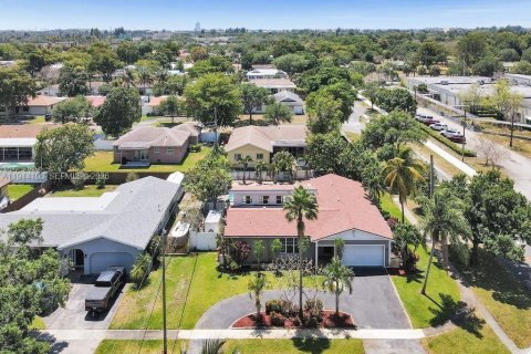 House in Plantation, Florida 4 bedrooms, 203.18 sq.m. № 2002507 - photo 3