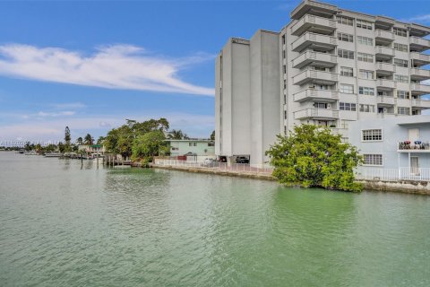 Condominio en venta en Miami Beach, Florida, 1 dormitorio, 80.36 m2 № 1779164 - foto 2