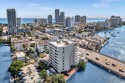 Condominio en venta en Miami Beach, Florida, 1 dormitorio, 80.36 m2 № 1779164 - foto 1