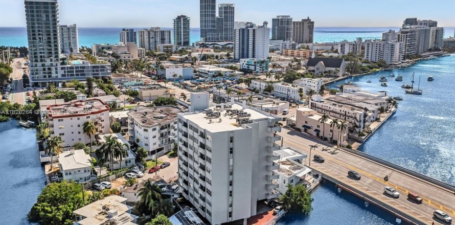 Condominio en Miami Beach, Florida, 1 dormitorio  № 1779164
