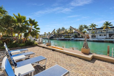 House in Islamorada, Village of Islands, Florida 6 bedrooms № 1870061 - photo 17