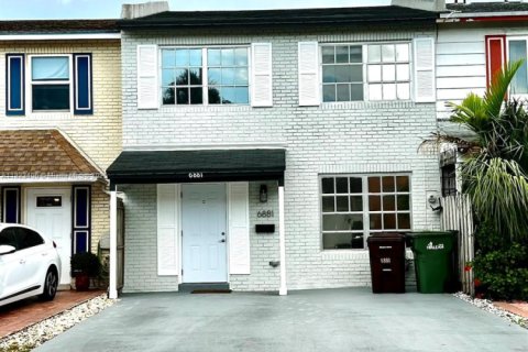 Townhouse in Hialeah, Florida 3 bedrooms, 132.66 sq.m. № 1788545 - photo 1