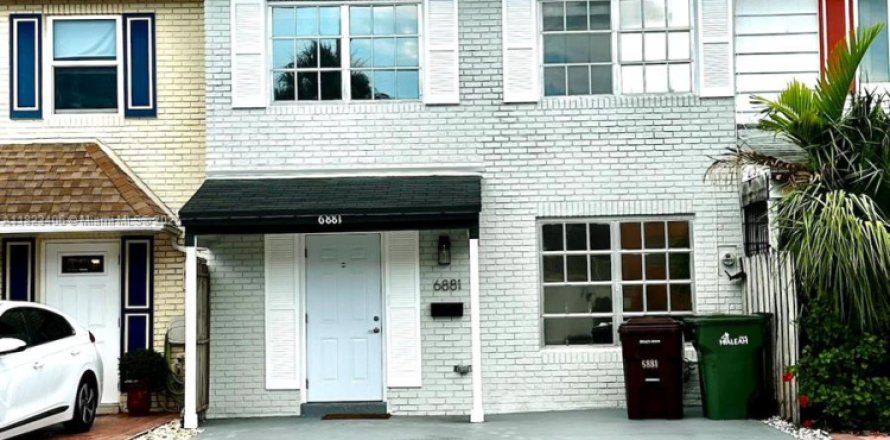 Townhouse in Hialeah, Florida 3 bedrooms, 132.66 sq.m. № 1788545