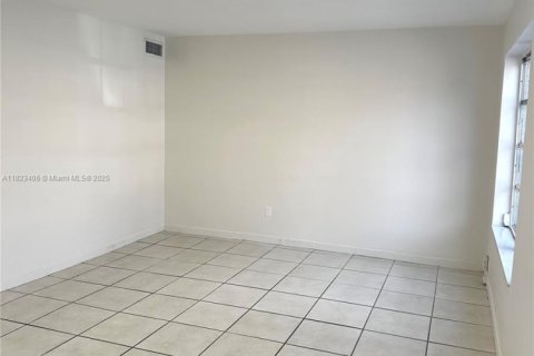 Townhouse in Hialeah, Florida 3 bedrooms, 132.66 sq.m. № 1788545 - photo 10