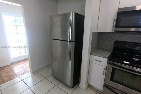 Townhouse in Hialeah, Florida 3 bedrooms, 132.66 sq.m. № 1788545 - photo 28