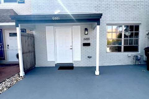 Townhouse in Hialeah, Florida 3 bedrooms, 132.66 sq.m. № 1788545 - photo 2