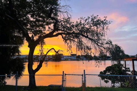 Townhouse in Hialeah, Florida 3 bedrooms, 132.66 sq.m. № 1788545 - photo 3