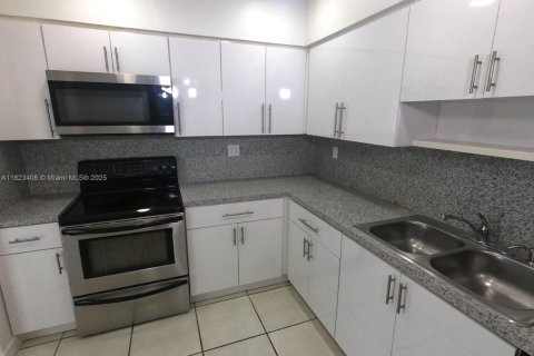 Townhouse in Hialeah, Florida 3 bedrooms, 132.66 sq.m. № 1788545 - photo 27