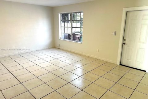 Townhouse in Hialeah, Florida 3 bedrooms, 132.66 sq.m. № 1788545 - photo 4