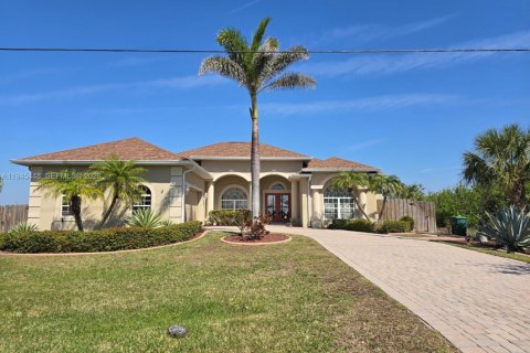 House in Port Charlotte, Florida 3 bedrooms № 2001667 - photo 4