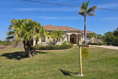 House in Port Charlotte, Florida 3 bedrooms № 2001667 - photo 5