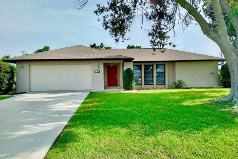 House in Port Charlotte, Florida 2 bedrooms, 132.76 sq.m. № 1851232 - photo 1