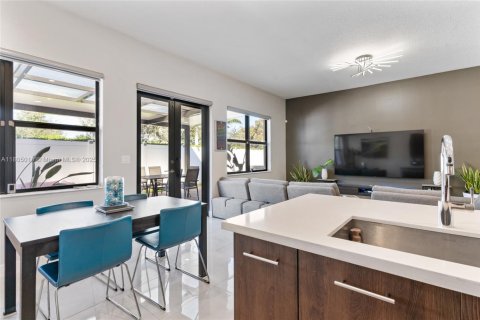 House in Miramar, Florida 4 bedrooms, 211.26 sq.m. № 1727856 - photo 18