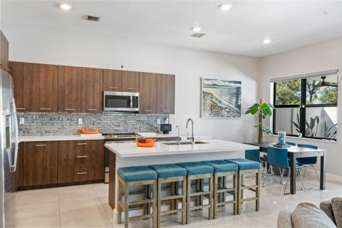 House in Miramar, Florida 4 bedrooms, 211.26 sq.m. № 1727856 - photo 8