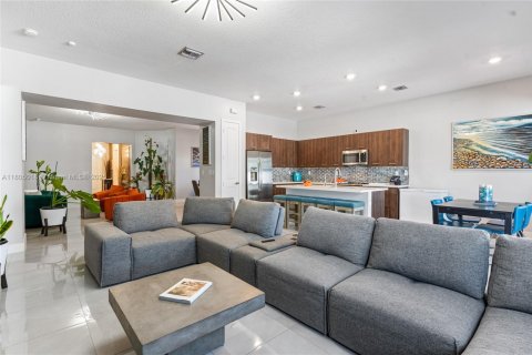 House in Miramar, Florida 4 bedrooms, 211.26 sq.m. № 1727856 - photo 6