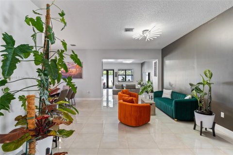 House in Miramar, Florida 4 bedrooms, 211.26 sq.m. № 1727856 - photo 4