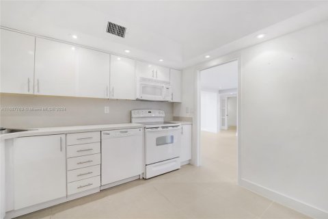 Condo in Key Biscayne, Florida, 2 bedrooms  № 1874648 - photo 12