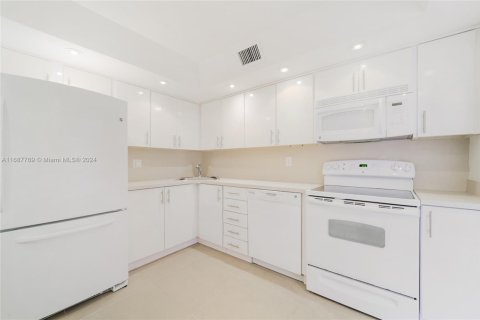 Condo in Key Biscayne, Florida, 2 bedrooms  № 1874648 - photo 13