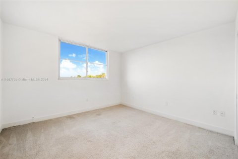 Condo in Key Biscayne, Florida, 2 bedrooms  № 1874648 - photo 9