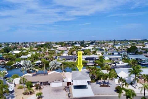 House in Apollo Beach, Florida 3 bedrooms, 172.24 sq.m. № 2317502 - photo 30