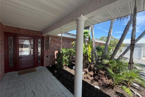 House in Apollo Beach, Florida 3 bedrooms, 172.24 sq.m. № 2317502 - photo 5