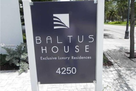 Condo in Miami, Florida, 2 bedrooms  № 1729605 - photo 1