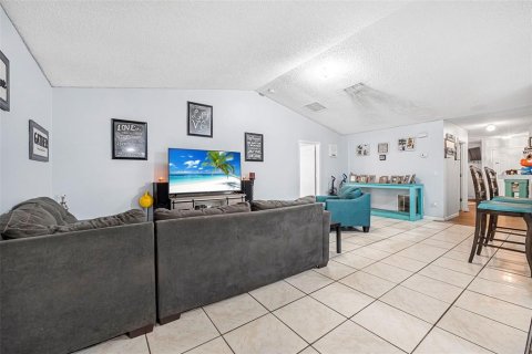 House in Palm Coast, Florida 4 bedrooms, 191.94 sq.m. № 1613699 - photo 11