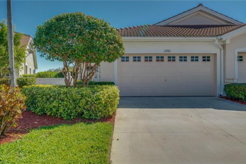 House in Fort Myers, Florida 2 bedrooms, 140.47 sq.m. № 1670752 - photo 1