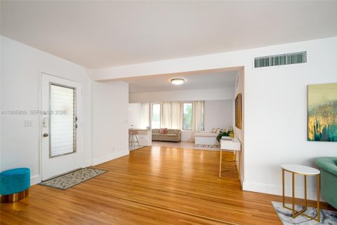 Condo in Bay Harbor Islands, Florida, 2 bedrooms  № 2058207 - photo 9